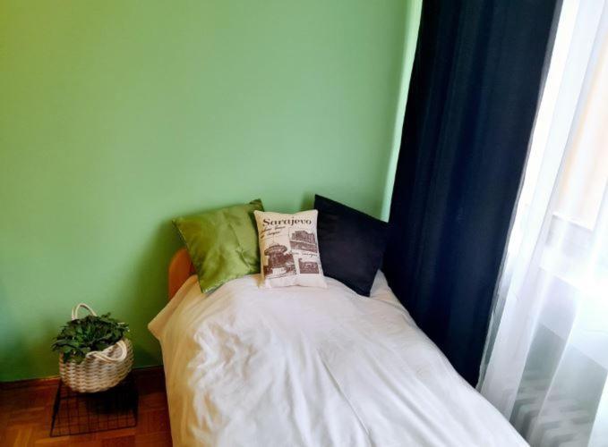 Quiet With Workspace In Location Guest house *